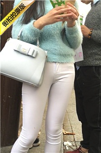 街拍紧身白裤美女xinggan圆润翘臀[448M/MOV]