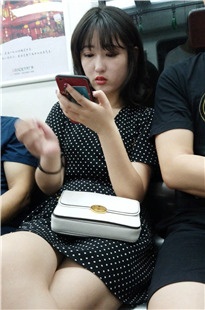 4K-地铁上的美腿美眉[645M/MP4]