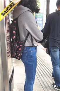 等公交车的蓝色紧身牛仔裤紧臀学生美眉[237M/MOV]