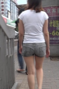 灰色热裤MM的屁屁好紧啊[88M/MTS]