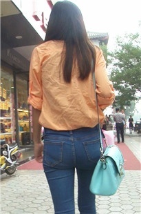 长发飘飘的极品牛仔裤美女[354M/MP4]