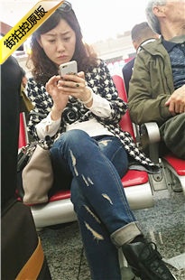 4K-蓝色牛仔裤MM玩手机[514M/MP4]