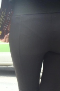 黑色紧身长裤熟女，内痕清晰可见[193M/MP4]