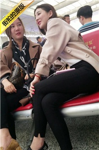 4K-高铁站候车的两个黑色紧裤美女[701M/MP4]