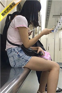 地铁蓝色牛仔热裤长腿短发美眉[398M/MOV]