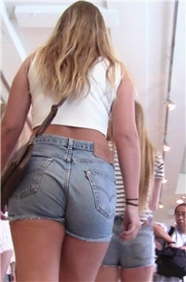 街头跟拍三个热裤丰满圆臀外国美眉[833M/MTS]