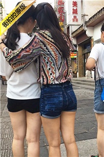 街拍蓝色紧绷牛仔热裤圆润翘臀美眉[263M/MOV]