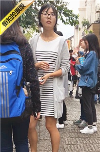 街拍条纹连衣裙白腿妹子[239M/MOV]
