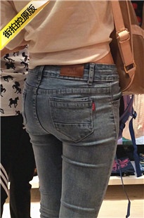 买包的极品牛仔裤翘臀美女[1.08G/MOV]