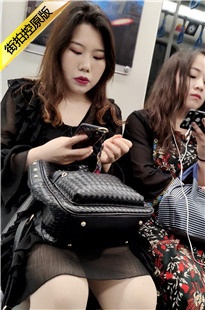 4K-地铁上的短裙美女[518M/MP4]