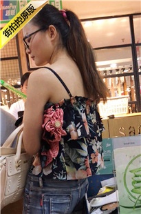 排队付款的蓝色牛仔热裤紧臀美眉[409M/MOV]