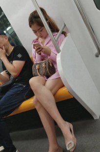 粉色衬衫街拍美腿[961M]