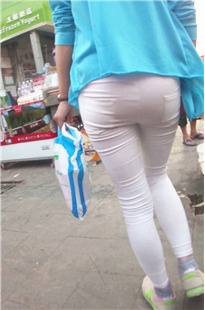 性感白裤美眉臀部太大把裤子绷得紧紧的[226M/MP4]