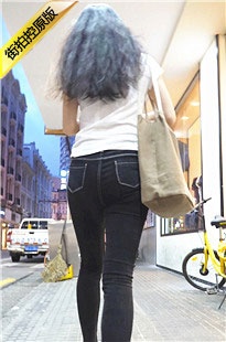 紧身美臀黑牛仔长发美眉[453M/MP4]