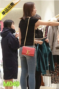 4K-商场蓝色紧身牛仔裤极品圆润翘臀美眉M049[1.15G]