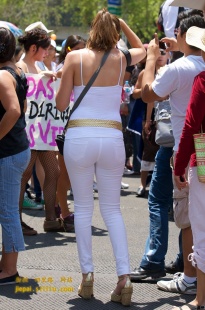 欧美街拍紧身白裤的大PG吊带衫墨镜女郎（6P）