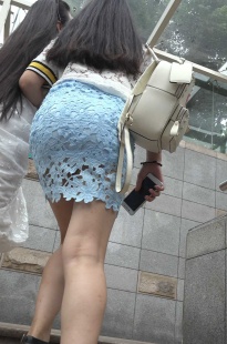 极品蕾丝包臀美女上楼梯[3P]