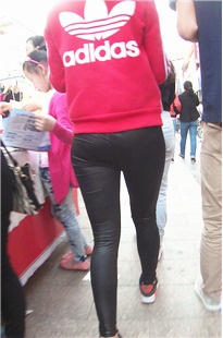 性感紧身皮裤MM，臀部柔软弹xing十足[220M/MP4]