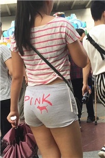 小热裤上印着pink字母的小妹[432M/MOV]