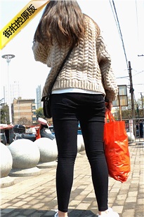 霸气岔开双腿打电话！卡其色毛衣黑色紧身裤美女[290M/MP4]