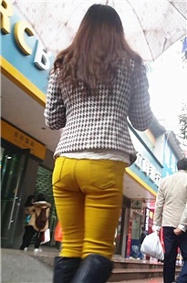 时尚黄裤MM身材翘[82M/MP4]