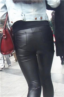 丰满黑皮裤翘臀性感美眉风韵犹存[165M/MP4]