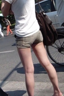 等公交车的热裤MM[139M/MP4]