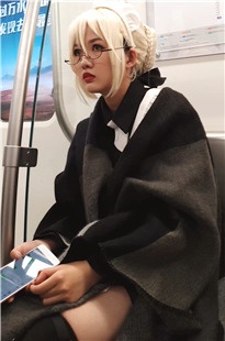4K-地铁上的cosplay小姐姐[161M/MP4]