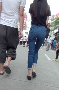 牛仔裤美眉PP圆又翘[720M/M2TS]