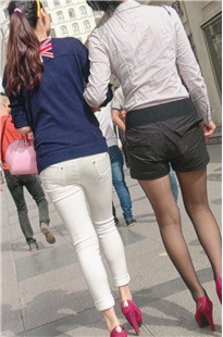 长时间拍两高挑美臀美眉[391M/MP4]