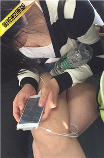 【醉爱作品】地铁丰满大胸MTMM低头看小说[197M/MOV]