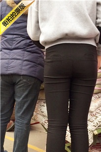 黑色紧身裤小妹和妈妈逛街[168M/MOV]