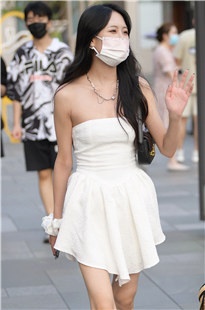 苗条抹胸美腿美女3A4630[1.05G]