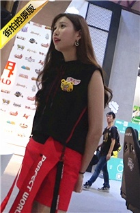 4K-红色包臀短裙美眉[1.76G/MP4]