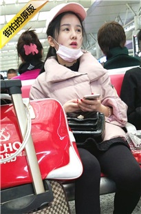 4K-高铁站候车的黑色打底SW短裙漂亮美女[565M/MP4]