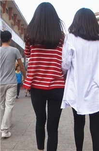 黑色紧身裤翘臀美眉在逛街[204M/MP4]