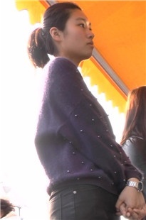 排队买小吃的极品牛仔裤美女[1.05G/M2TS]