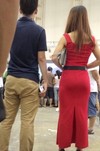 气质红色长裙美眉[370M/MOV]