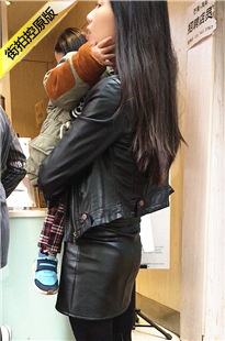 街拍黑色皮短裙打底SW高靴长发女子[230M/MOV]