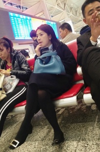 4K-高铁站候车的黑丝短裙MT白妇女人[607M/MP4]