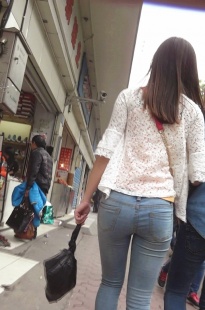 与闺蜜一起逛街的紧牛翘臀美女[260M/MTS]