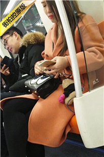 4K-地铁拍摄风衣黑丝OLMM[645M/MP4]