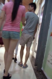 红衣蓝热裤紧臀MM在逛商场[98.4M/MP4]