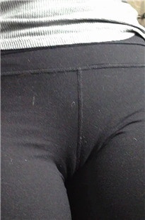 近距离拍摄黑色紧身打底裤MM饱满的前三角区[204M/M2TS]