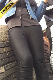 牛仔上衣黑紧裤美眉前三角区绷得很紧[987M/MOV]
