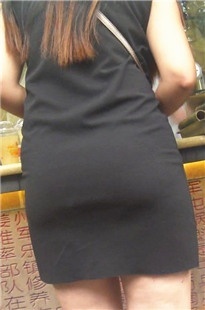 黑色包臀裙翘臀美眉手手还是不老实[151M/MP4]