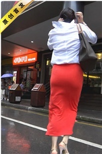 雨中红裙美妇[MP4/568MB]