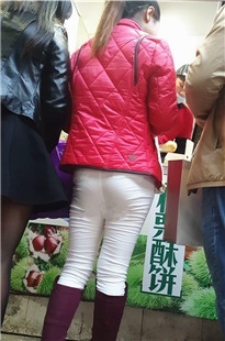 红衣白裤美MM纤细身材惹人爱[734M/MP4]