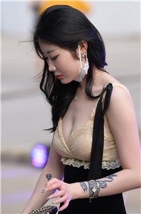 谁家的娇妻，美胸美足真迷人3A3838[3.12G]