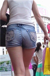 极品牛仔热裤美眉，身边的闺蜜长得还不错[441M/MTS]